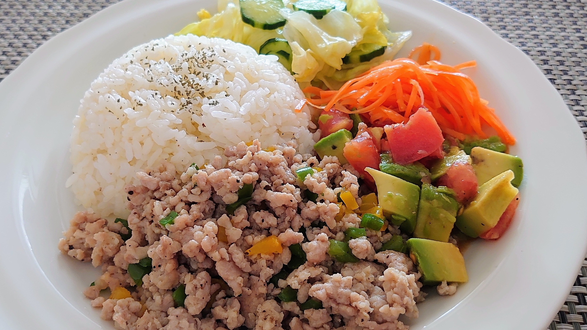 鶏ひき肉をニンニク風味で　ワンプレートランチ