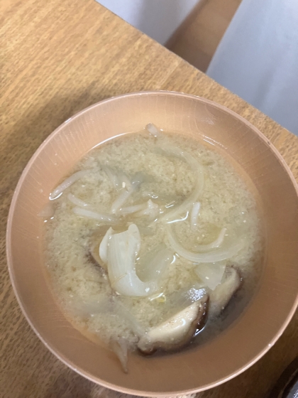 しいたけ、たまねぎ、わかめのお味噌汁