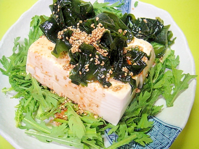 春菊とわかめ豆腐のごま醤油サラダ