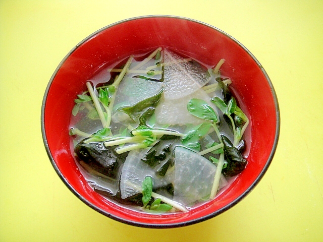 大根とわかめ豆苗の醤油汁