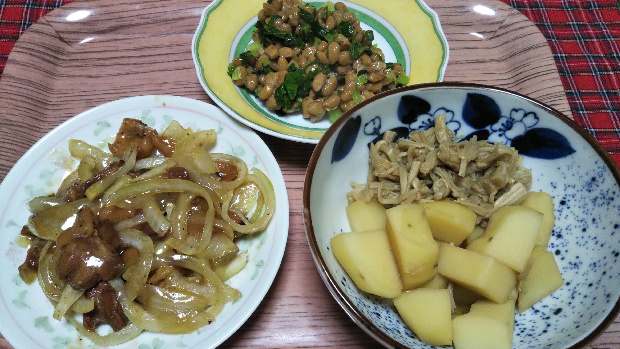 じゃがいも榎茸の煮物と焼き鶏玉ねぎ炒めと大根葉納豆