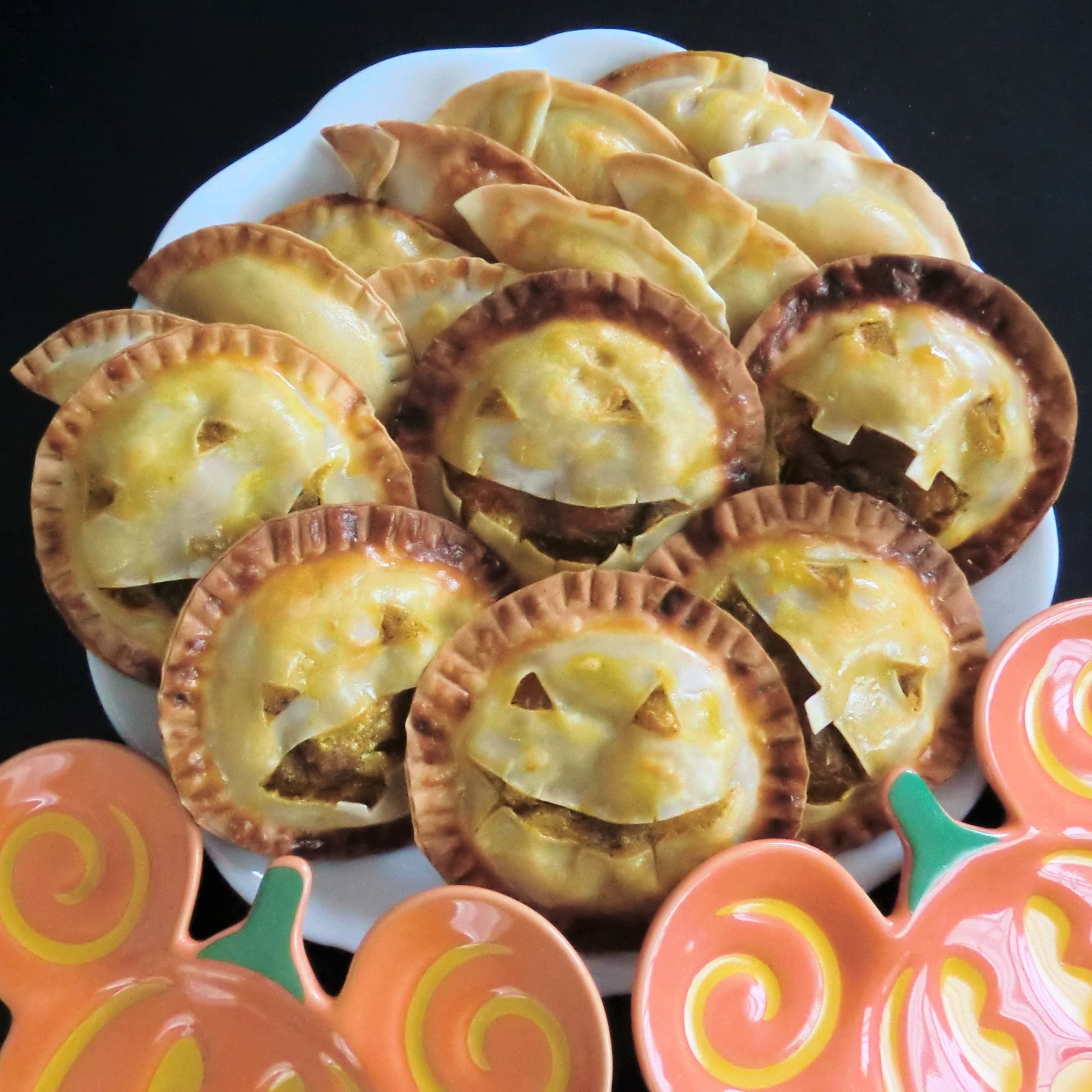 ジャック・オ・ランタン風にカットした餃子の皮パンプキンパイ