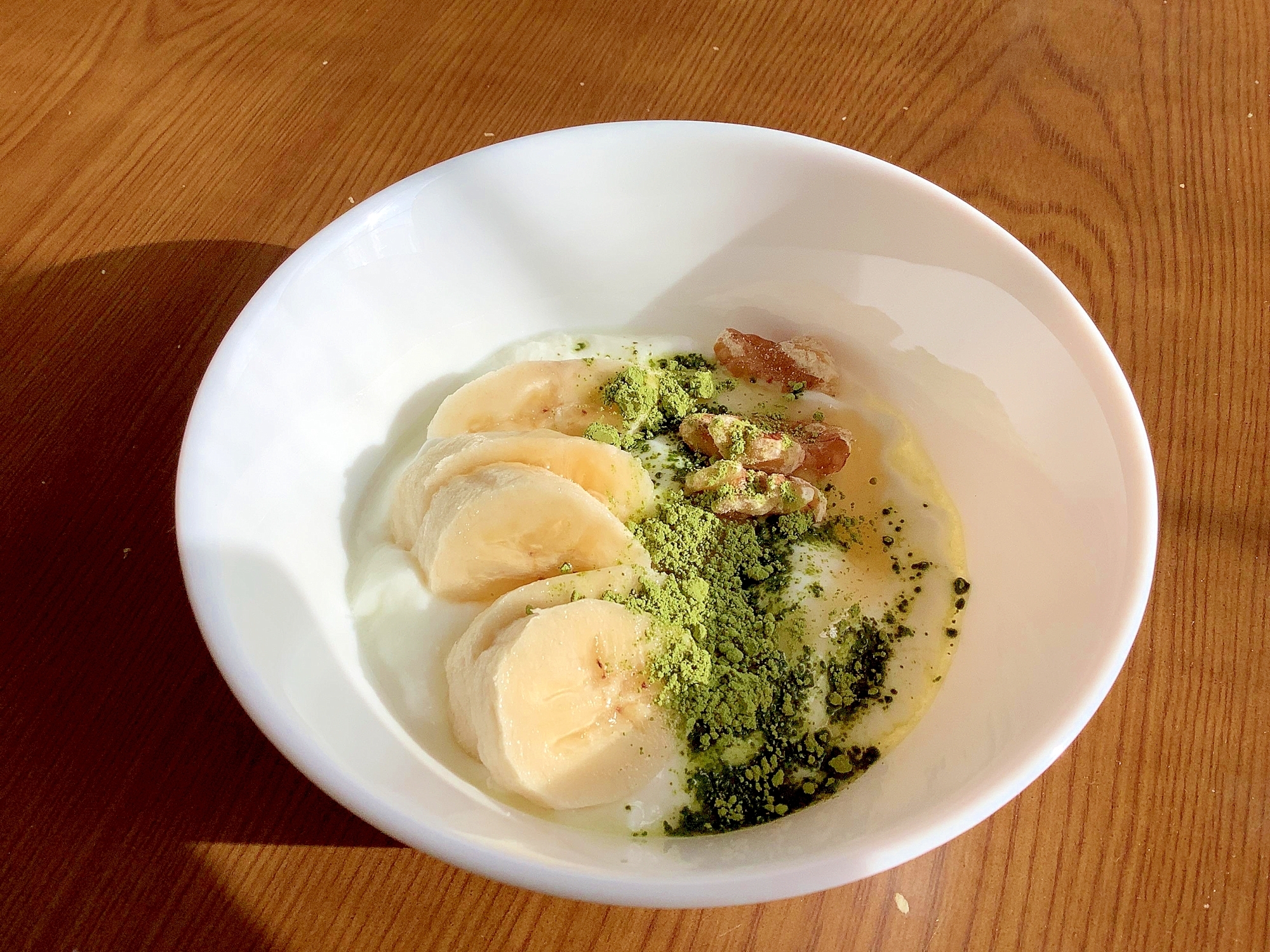 バナナとくるみの抹茶がけヨーグルト