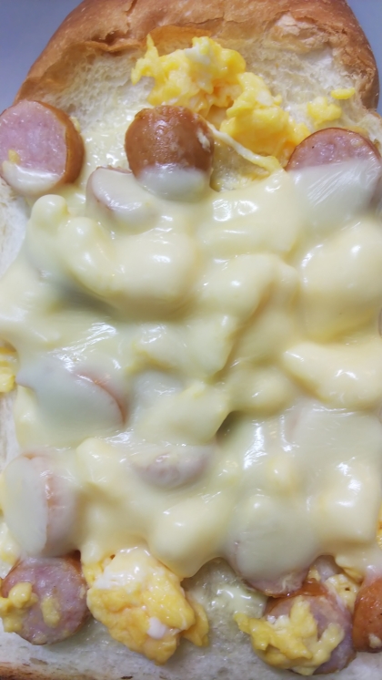 ウインナーの卵炒めのチーズトースト