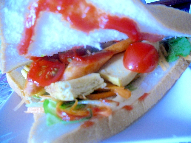 卵焼きとウインナーの野菜サンドイッチ