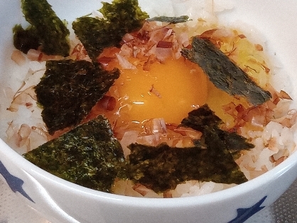 鰹節と韓国海苔の卵かけご飯
