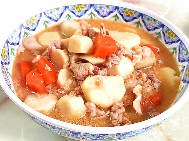 鍋1つで簡単!優しい味わいの里芋と豚こまの味噌煮