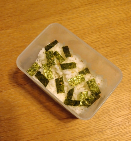 お弁当用に作りました
刻み海苔が無かったので、海苔をキッチンバサミでチョキチョキ切りました
ご馳走様でした