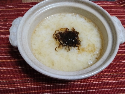 葉っぱから出しのほうじ茶を使ったのですが写真では茶色がうっすらですね　またお粥続きの日々やっています　塩昆布＋粥は大好きな組合せに！PW苗冬越しでき春庭作業開始