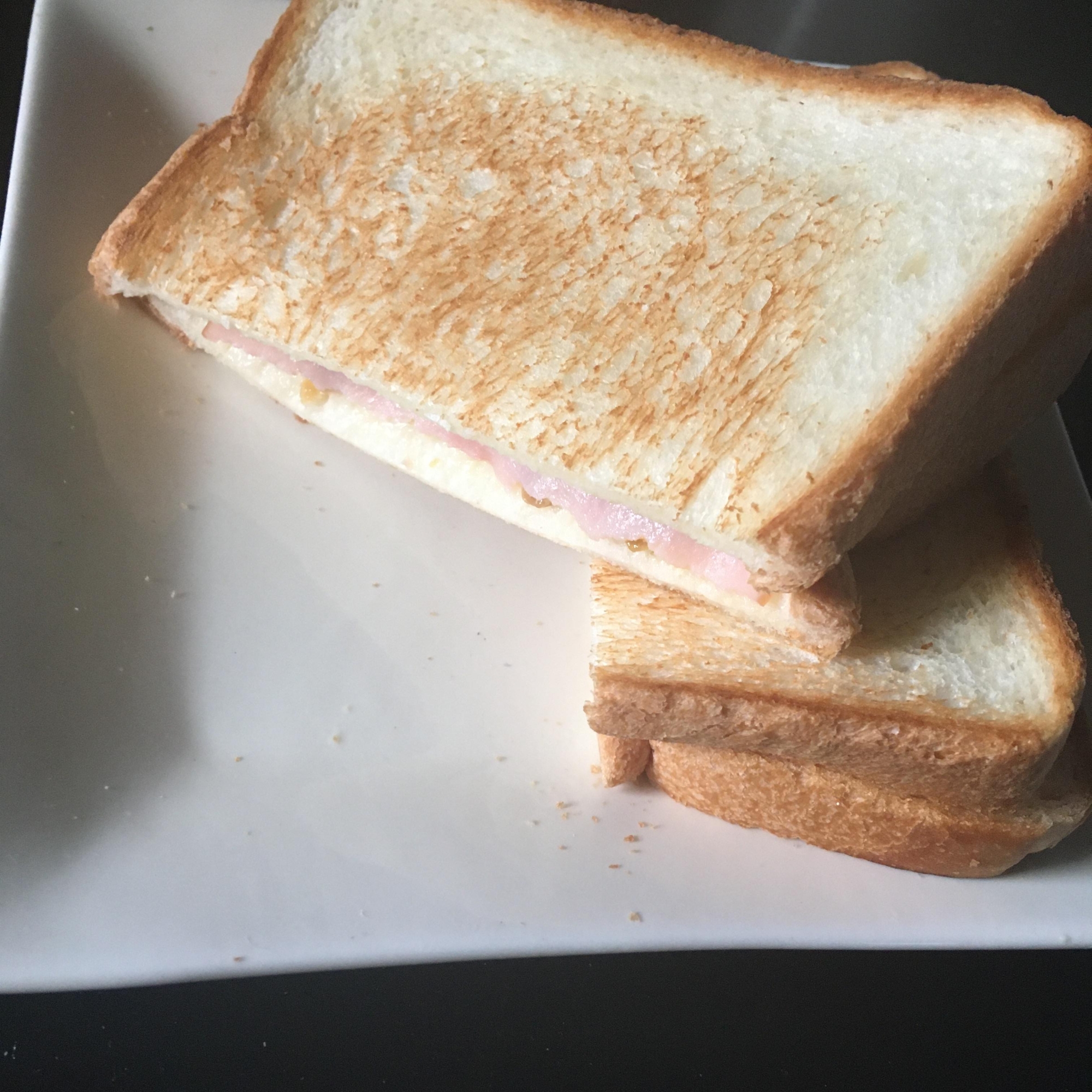 ハム、チーズ、ひきわり納豆のホットサンド