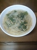 もやしとわかめの中国風のスープ