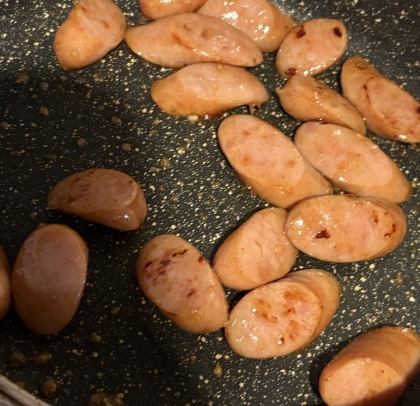 ごま白だし♪ソーセージ炒めෆ˚*