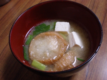 油麩ですが、やっぱり油揚げのお味噌汁は定番ですよね＾＾
豆腐も大きく切って入れてみました！朝から元気でます♪