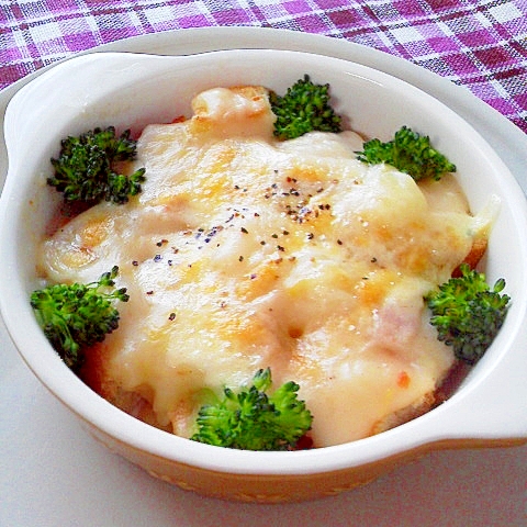 オレンジの器に盛り付けられたパングラタン