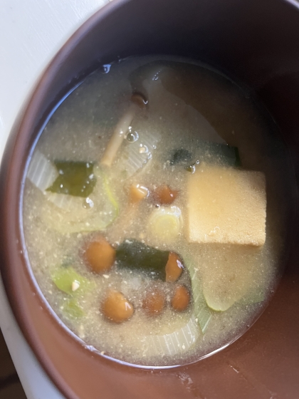 定番　なめこと豆腐の　みそ汁