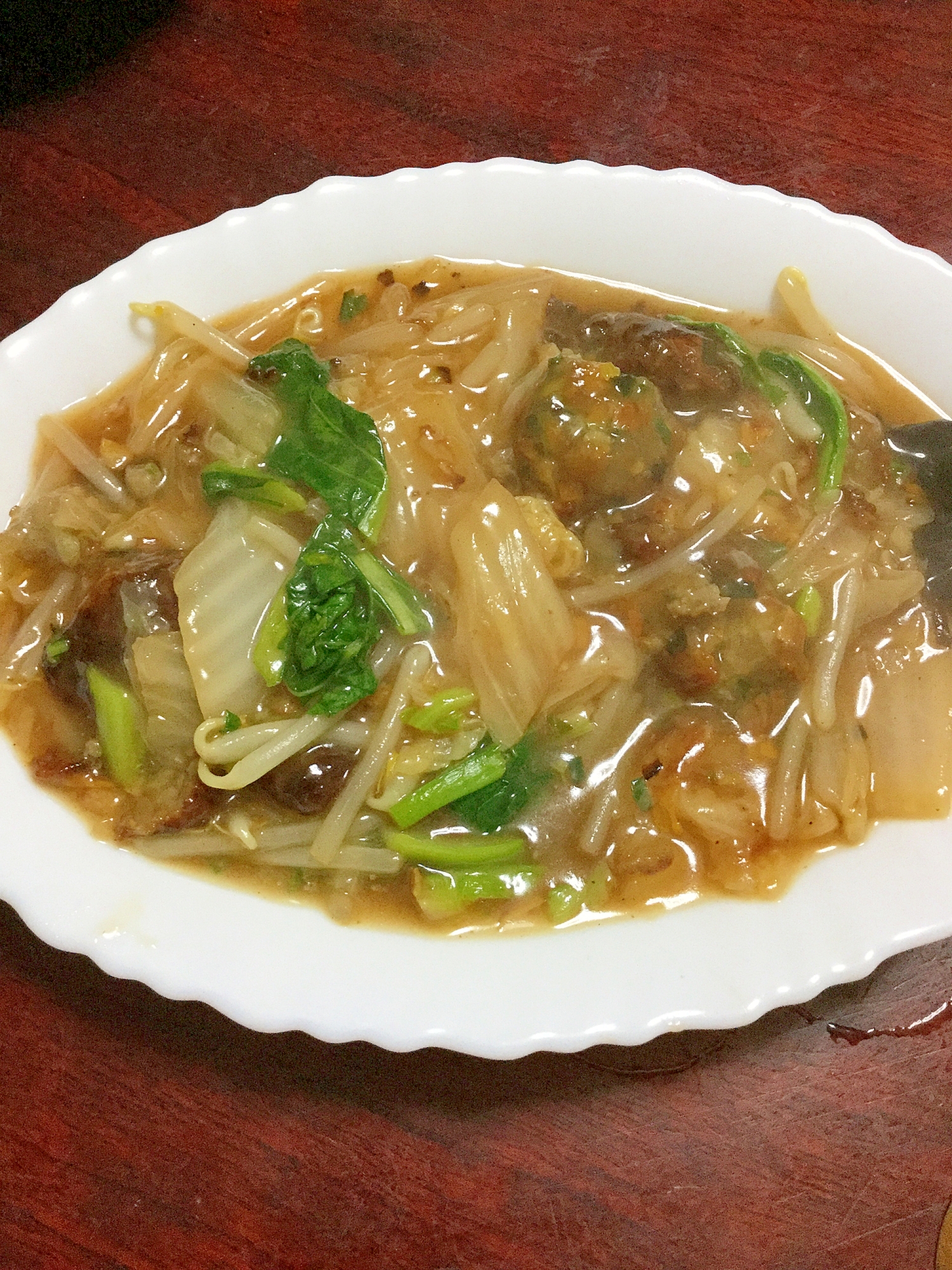 白い皿に盛られた餡かけ肉団子