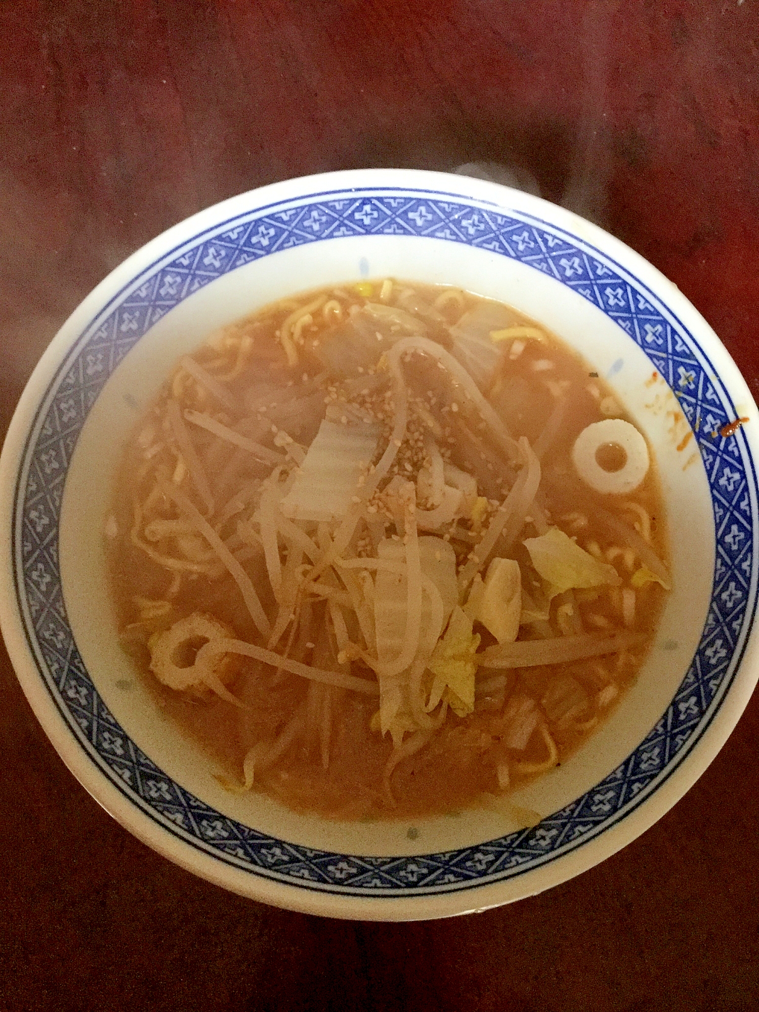 ピリッとチクワとモヤシと白菜の味噌ラーメン。