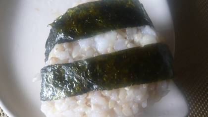 夢シニアちゃんこんにちは・・・・焼き鮭とゴマってとても合いますね。玄米ご飯で握っています。レシピありがとうです(#^.^#)