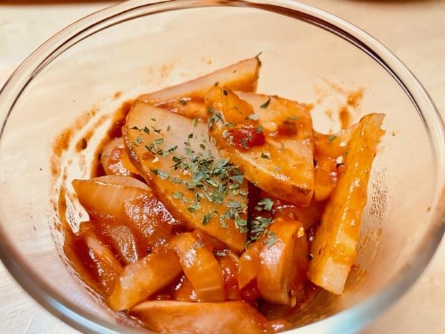 カレー粉でちょびっとピリ辛なトマトソースポテト