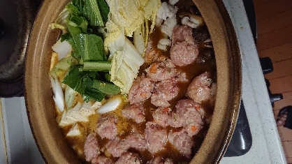 味付け参考にさせてもらいました。
冷蔵庫の残り野菜と肉団子を入れてみました。カレー味の鍋は始めてなので、今夜は飲みながら堪能します。