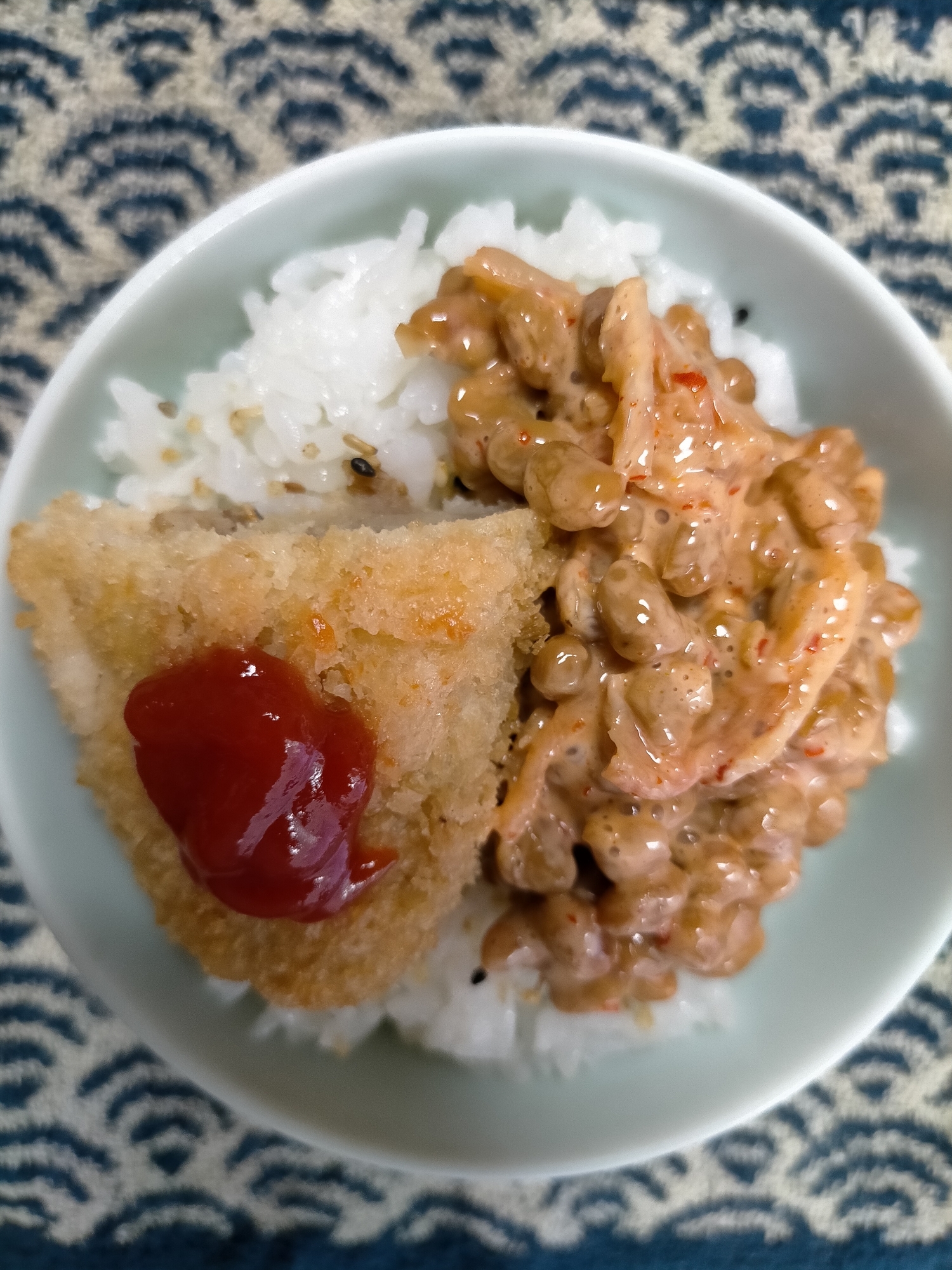 コロッケとキムチマヨ納豆ふりかけご飯