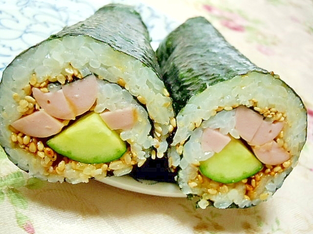 ❤魚肉ソーセージと胡瓜の胡麻ゴマ巻き寿司❤