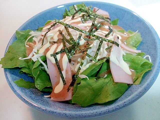 ごまドレで　サラダ菜と千切りキャベツとハムのサラダ