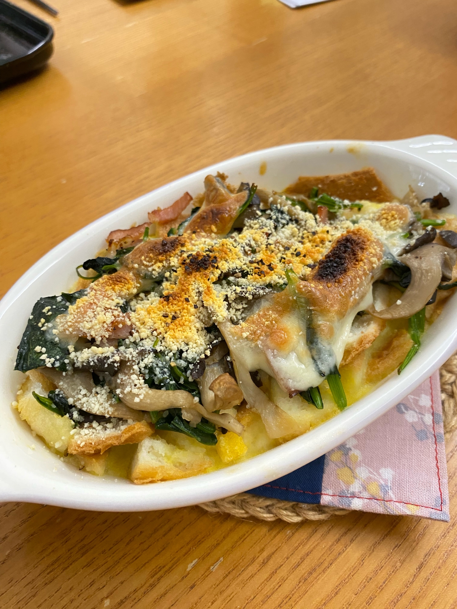 パンの耳でグラタン風