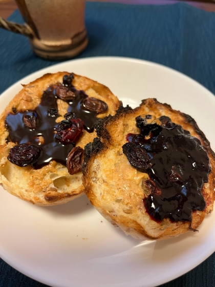 食パンにピーナッツバター塗ってレーズンをはりつける