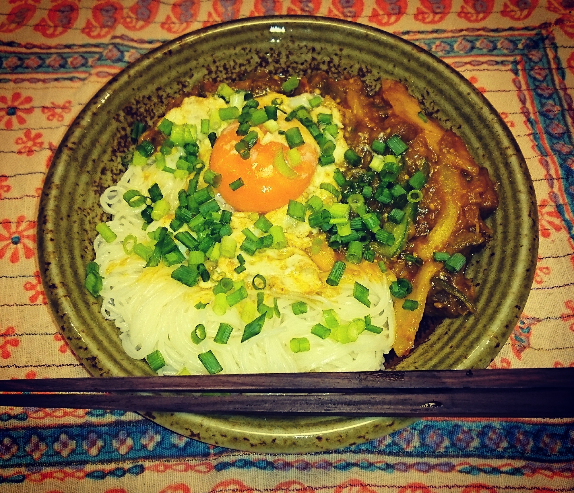 食欲をそそる、ピリ辛肉味噌ソーメン!