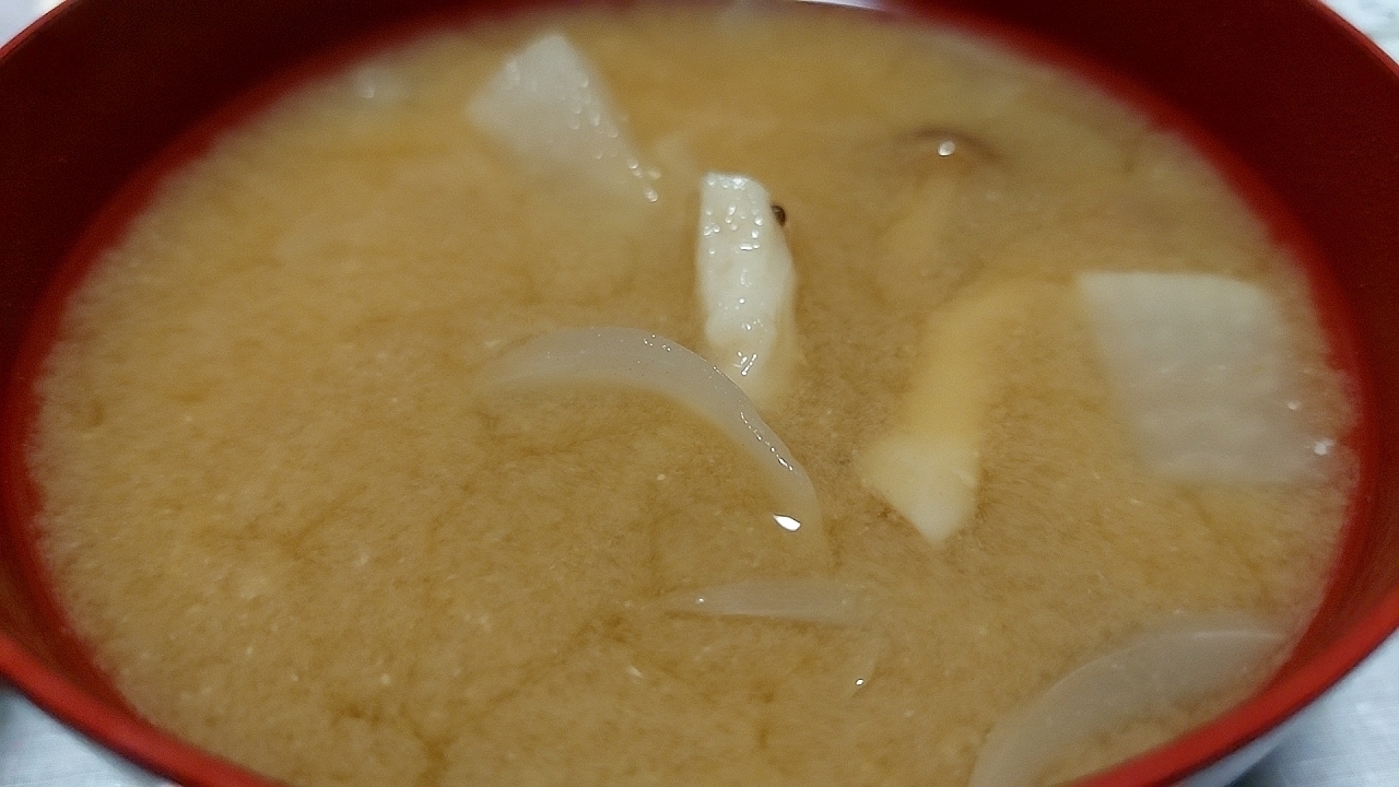 しめじと玉ねぎのお味噌汁
