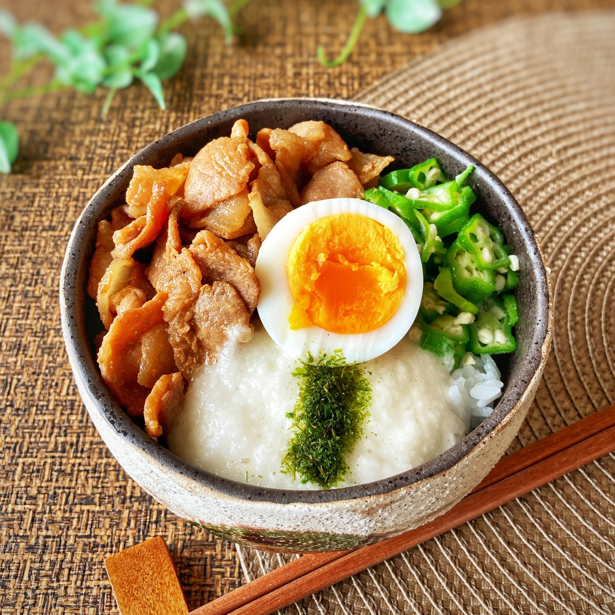 甘辛豚バラ肉ととろろ丼