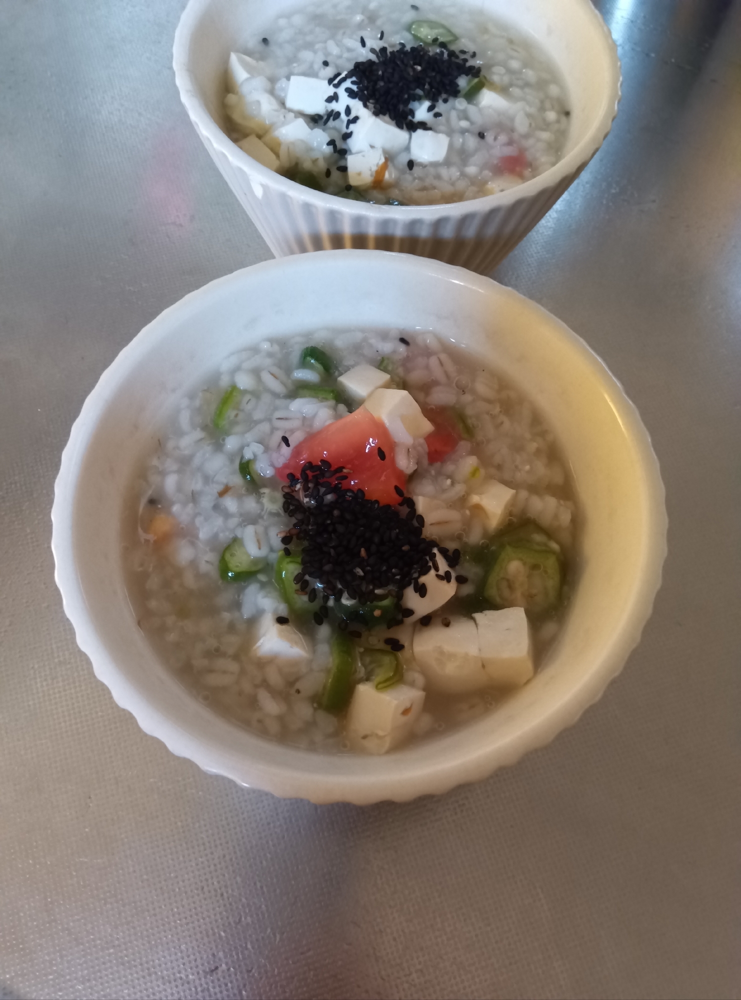 オクラとトマトと豆腐の押し麦入り洋風がゆ