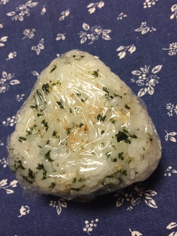 すりごまたっぷりワカメおむすび レシピ 作り方 By ボンド子 楽天レシピ