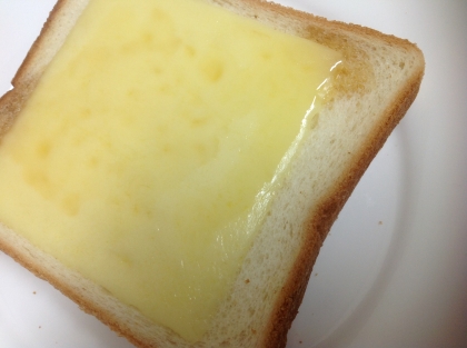 甘みと塩味の共演☆ メイプルチーズトースト