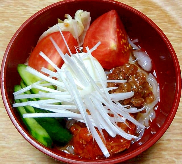 半熟卵を丸ごと乗せた冷麺