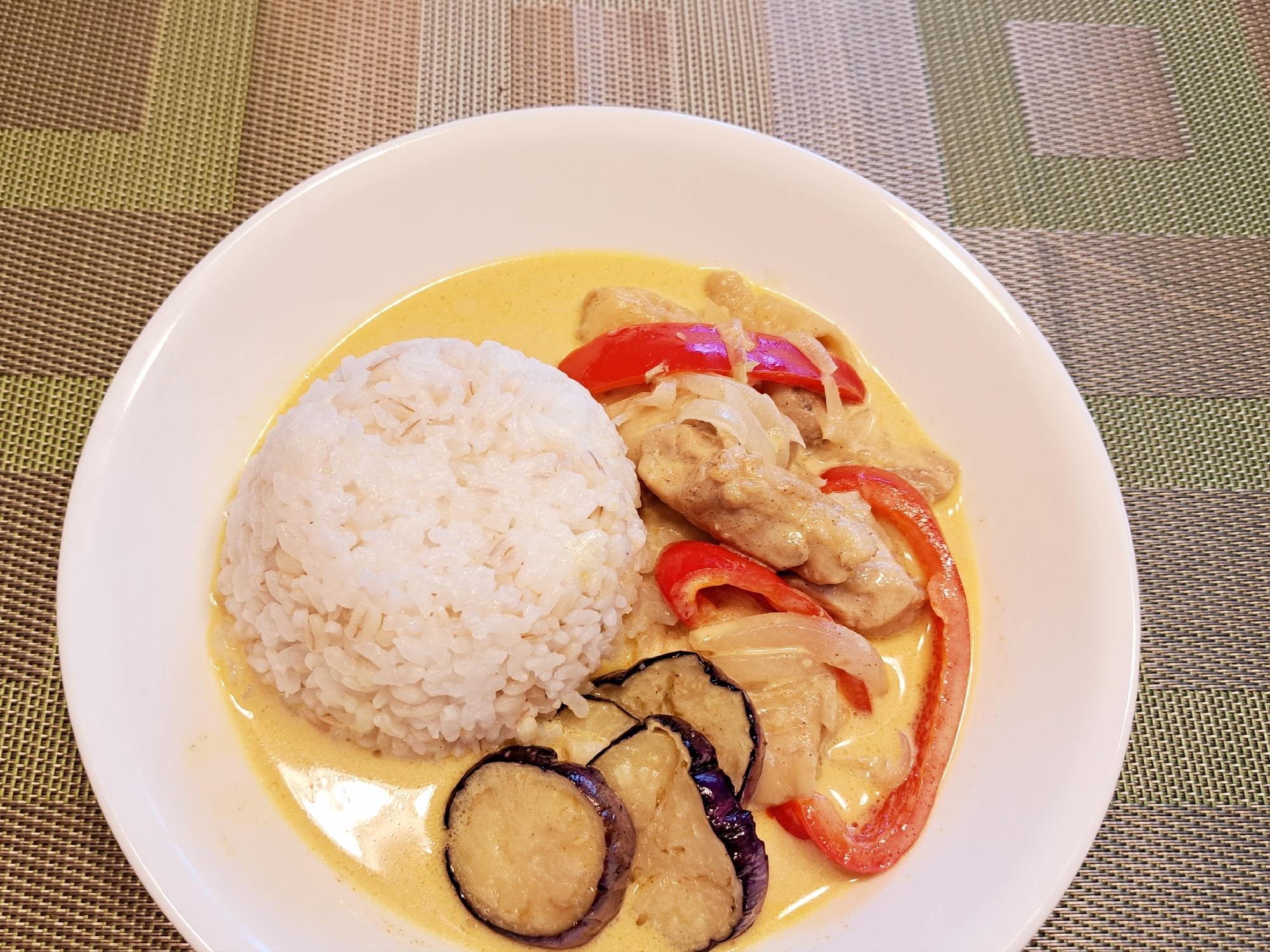 簡単なのに本格的！ココナッツミルク チキンカレー
