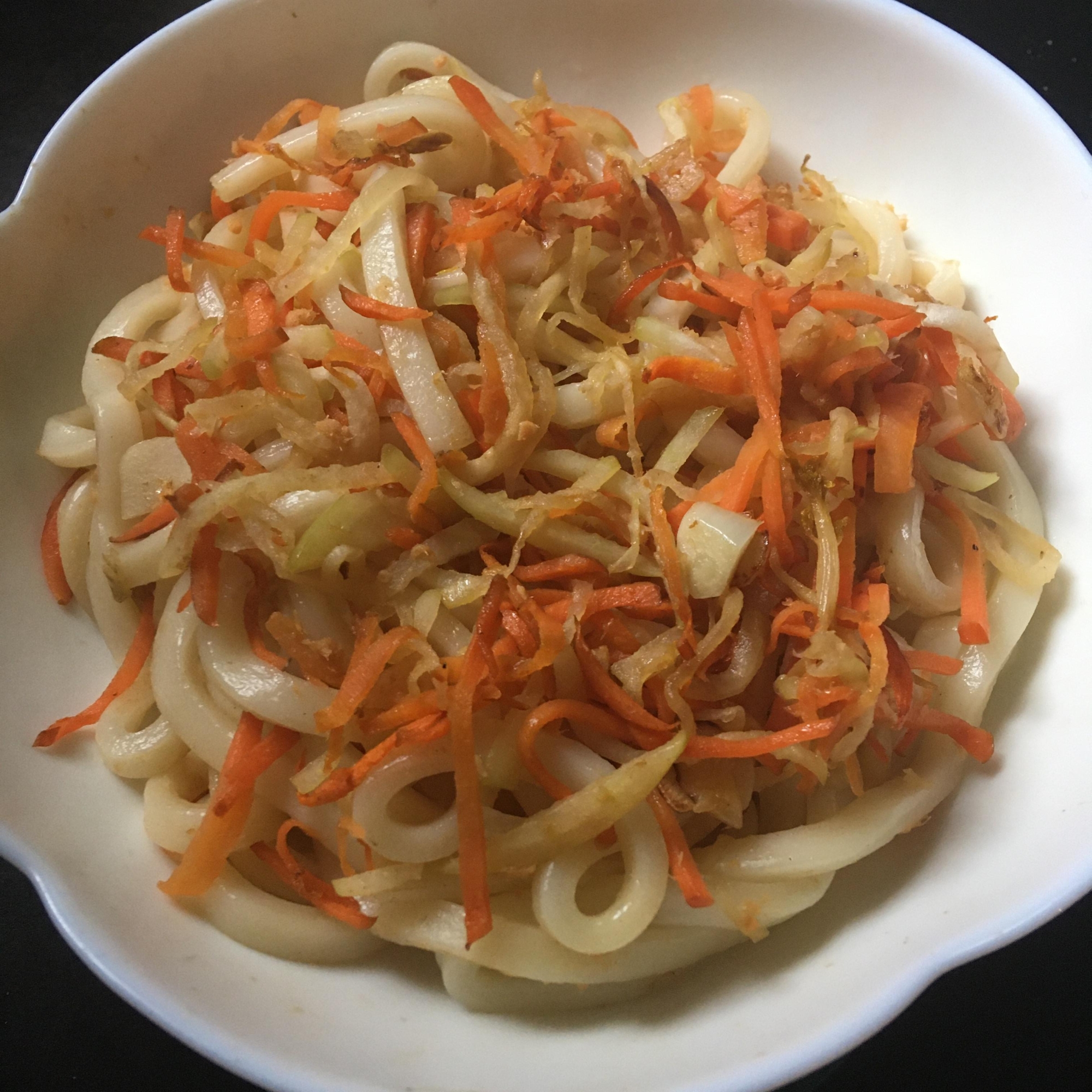 にんじん、大根、にんにく、鮭フレーク焼きうどん