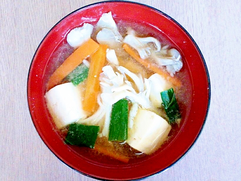 豆腐とニラと舞茸の味噌汁