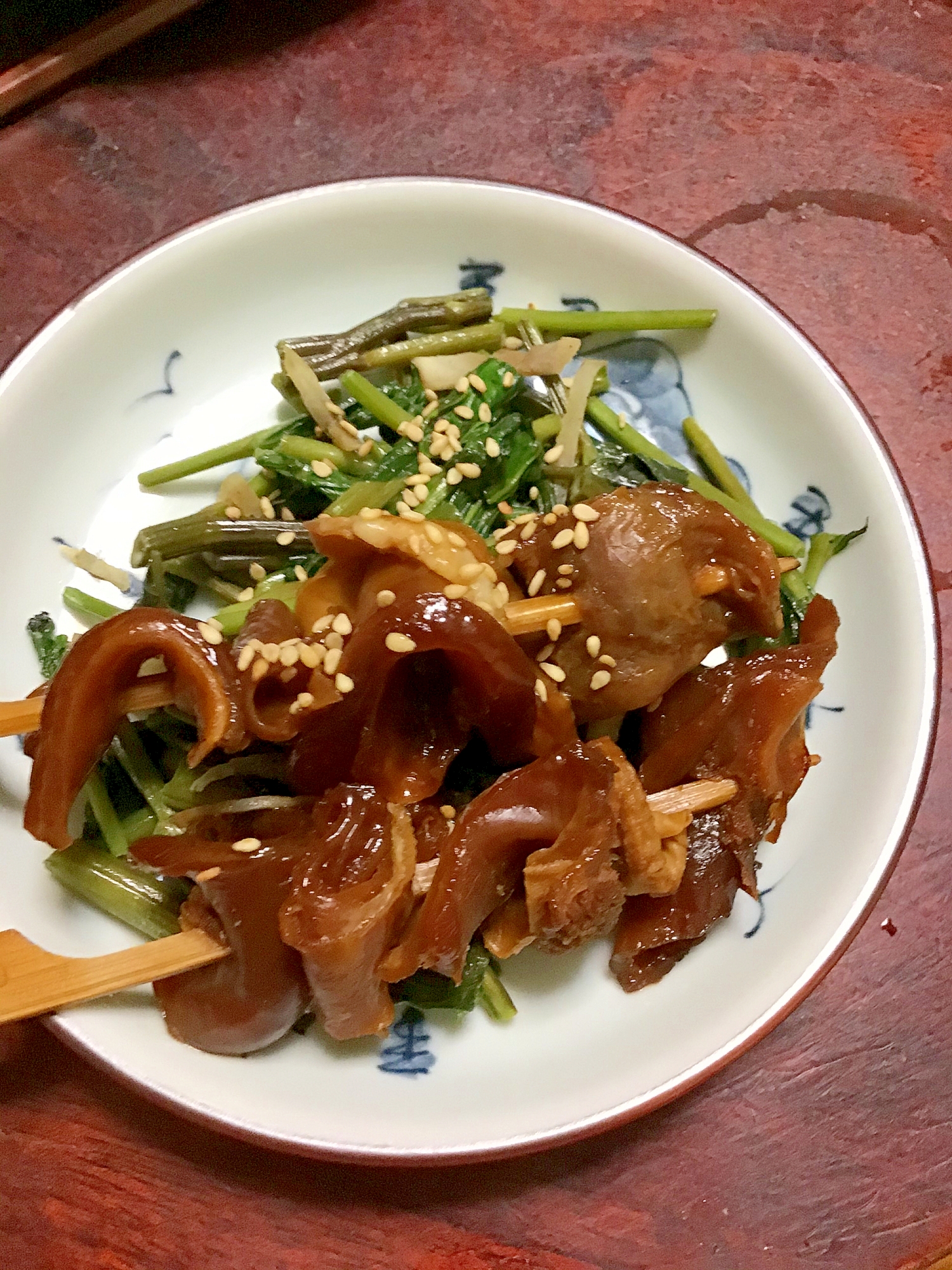 ピリ辛な空心菜炒めと一緒に牛すじ煮込み串。