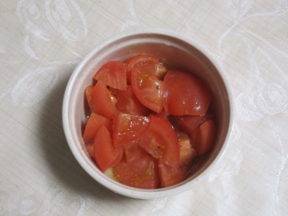 こんにちは。簡単☆トマトサラダ作ってみました。美味しく元気になりそう♪
