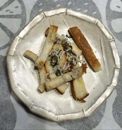 スキレットでガーリックトーストしらす添え