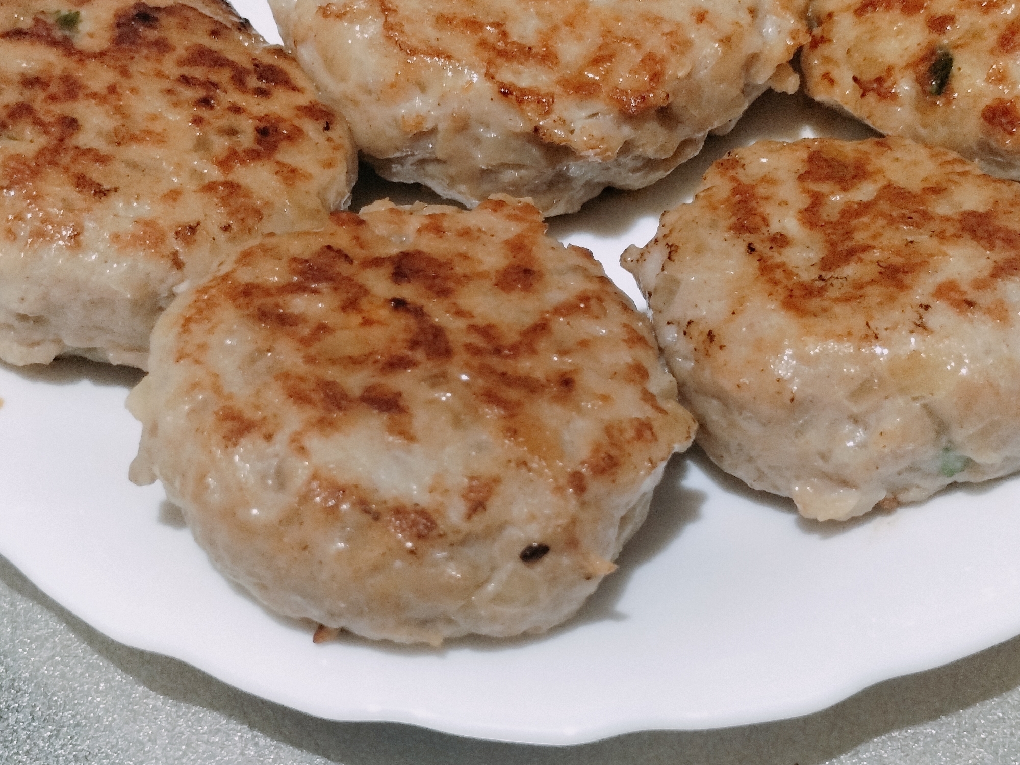 簡単作り置き♪鶏ひき肉でヘルシー蓮根いりハンバーグ