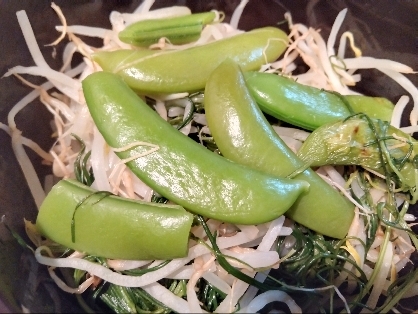 スナップエンドウと玉ねぎとベーコンの炒め物