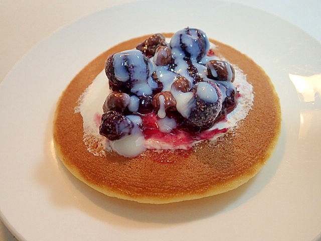 サワークリームとブルーベリーと麦チョコのパンケーキ