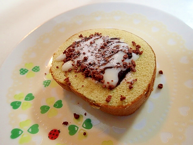 バニラ香る　チョコクランチＯＮ抹茶ロールケーキ