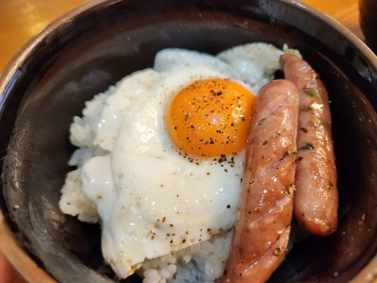 お中元で頂いたウインナーなのでちょっとリッチな目玉焼き丼になりました！( ´∀`)♪