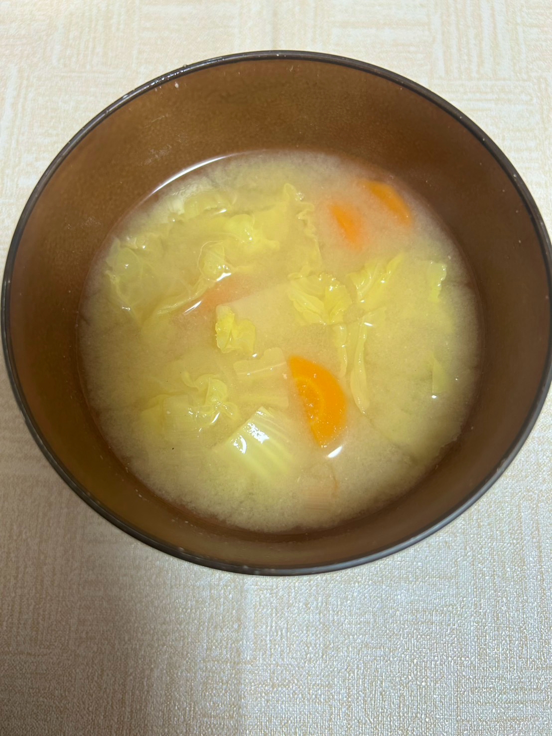 白菜と人参の味噌汁