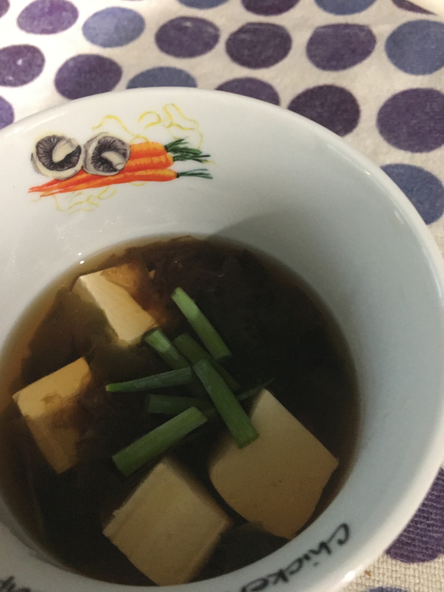 鰹節を加えたシンプル豆腐スープ