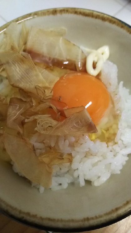 刺身醤油と鰹節とマヨネーズ入り卵かけご飯